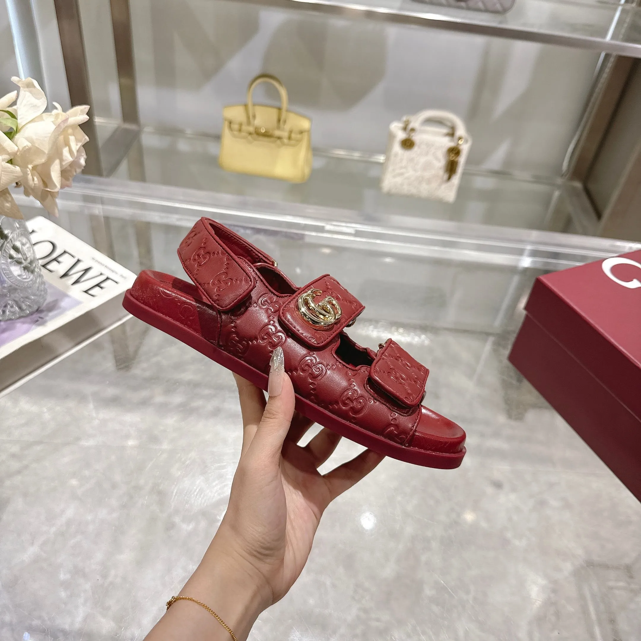 Wholesale direct sales 260👟👟 Gucci’s modern design aesthetic explores the path of unique craftsmanship, cleverly integrating the brand’s classic elements with its beloved brand identity. The sandal is embellished with the beloved Double G hardware, adding a touch of understated branding to the design, complementing the versatility of the Velcro straps. Women Light gold tone hardware Sheepskin lining Double G Rubber sole Velcro fastening Flat sole